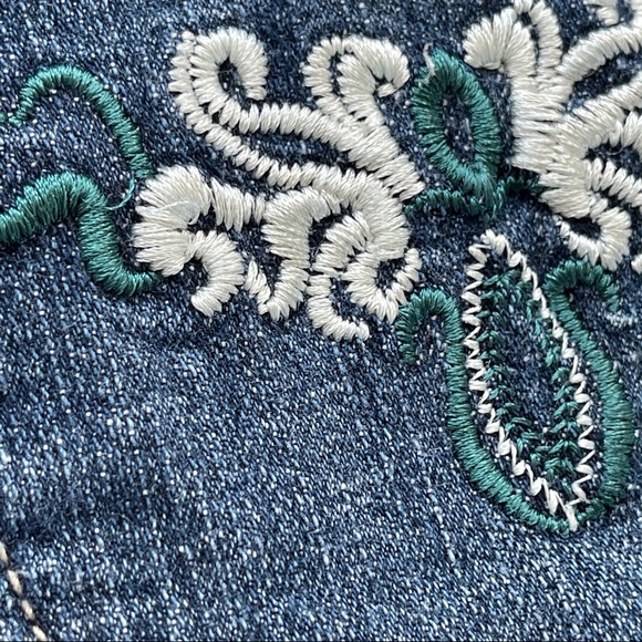 ZENA JEANS denim shorts embroidered accents women's size 6 - Picture 7 of 10
